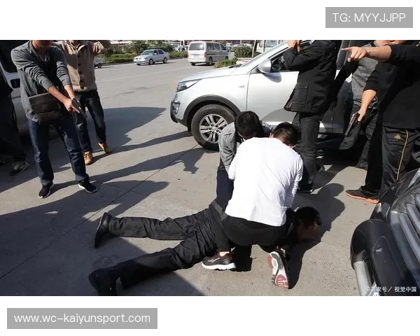 两人互殴到体力耗尽无法站立