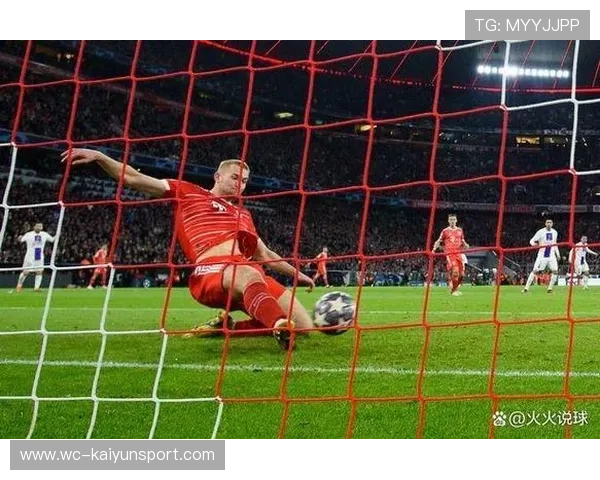 德里赫特被拍与后备中卫单独练定位球防守