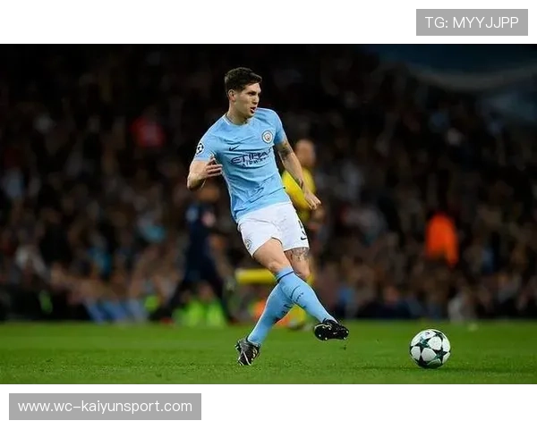 斯通斯尝试右脚长传训练，防线进攻化能力增强